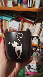 Tazza nera con orecchie e sagoma di gatto