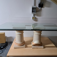 Tavolino in vetro con colonne in cemento