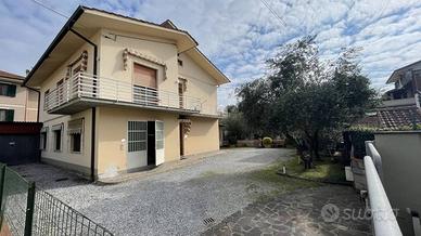 Villa di 233 m² con 5 locali e box auto a Monsumma
