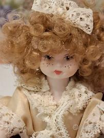 Bambolina seduta porcellana Ninnoli. 