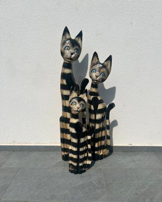 Tris di gatti in legno scolpiti a mano
