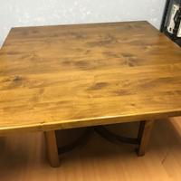 Tavolo in legno quadrato