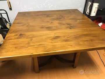 Tavolo in legno quadrato
