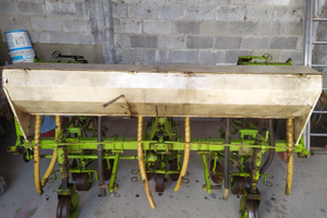 Sarchiatrice con spandiconcime