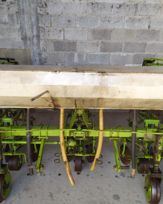 Sarchiatrice con spandiconcime