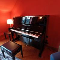 pianoforte Yamaha nero lucido con seggiolino