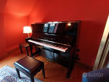 pianoforte Yamaha nero lucido con seggiolino