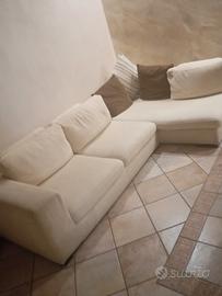 Divano in tessuto beige 
