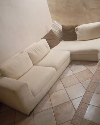 Divano in tessuto beige 