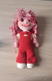 Bambola fatta a mano all’uncinetto, capelli rosa 