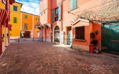 4 LOCALI IN PIENO CENTRO