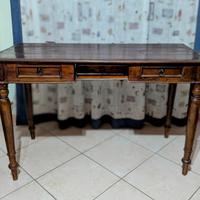 Scrivania antica di legno di noce