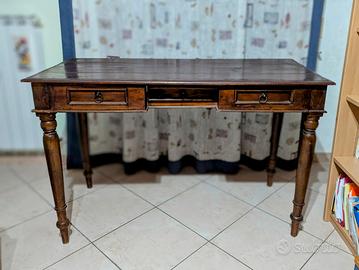 Scrivania antica di legno di noce