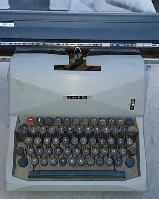 macchina da scrivere Olivetti 82