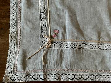 Copritavolino con due centrini