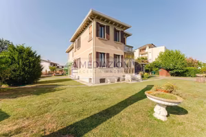 Villa di 180 m² con più di 5 locali a Mira