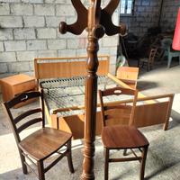 letto, comodini, rete, sedie e attaccapanni 