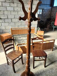 letto, comodini, rete, sedie e attaccapanni 