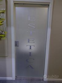 Porta in vetro scorrevole interno muro