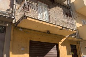 Casa autonoma su due livelli + magazzino