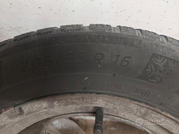 4 cerchi ferro, due con pneumatici 