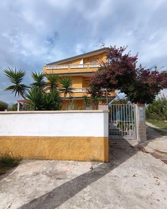 DUE APPARTAMENTI A 50 METRI DAL MARE  ZONA RUGGERO