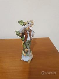 Statua porcellana Capodimonte bimbo con mele