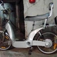 Bicicletta elettrica tipo scooter