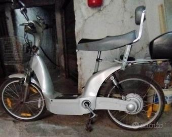 Bicicletta elettrica tipo scooter