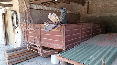 Due rimorchi agricoli