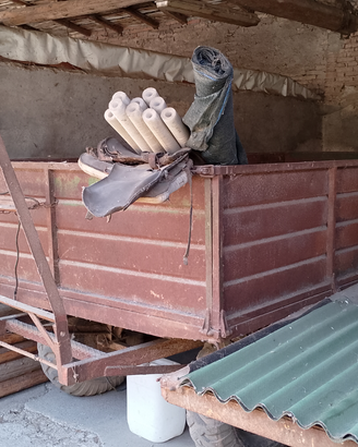 Due rimorchi agricoli