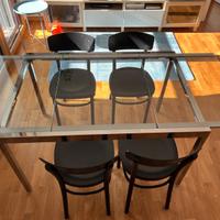 Tavolo Ikea allungabile con 4 sedie nere di legno