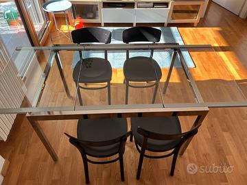 Tavolo Ikea allungabile con 4 sedie nere di legno