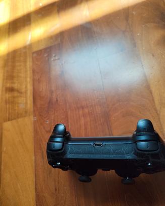 Controller per PlayStation e computer.
