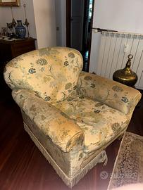 Coppia di Poltrone Classiche Floreali