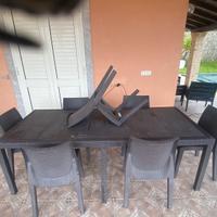 Tavolo da esterno con sedie