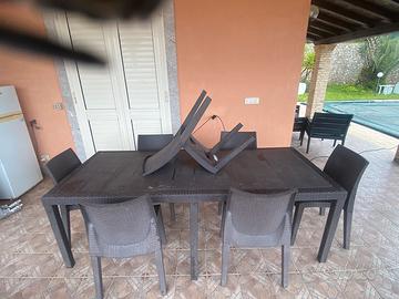 Tavolo da esterno con sedie