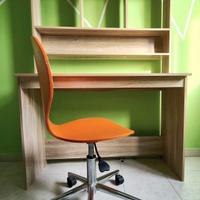 Scrivania e libreria con sedia