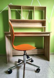 Scrivania e libreria con sedia