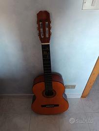 Chitarra classica con fodero