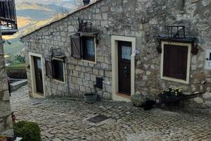 Bilocale indip. in pietra zona Petralia Soprana