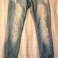 Jeans strappati con strass e fiori; skinny fit