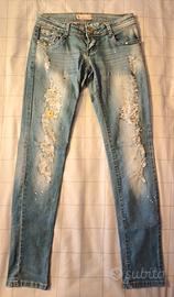 Jeans strappati con strass e fiori; skinny fit