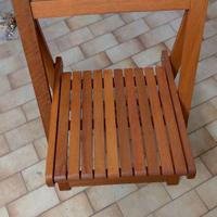 Tavolo con sedie da giardino 