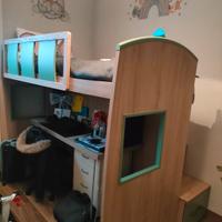 cameretta per bambino con letto sospeso 