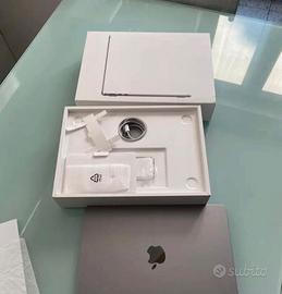 Macbook air M2 13” - mai utiliz + scatola completa
