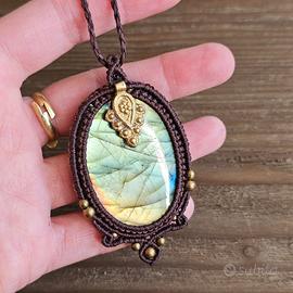 Pendente in macramè con Labradorite