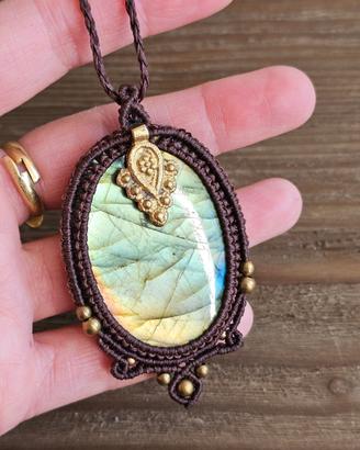 Pendente in macramè con Labradorite