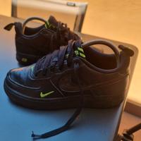 Scarpe Air Force 1 nere, con baffo verde fluo 