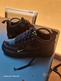 Scarpe Air Force 1 nere, con baffo verde fluo 